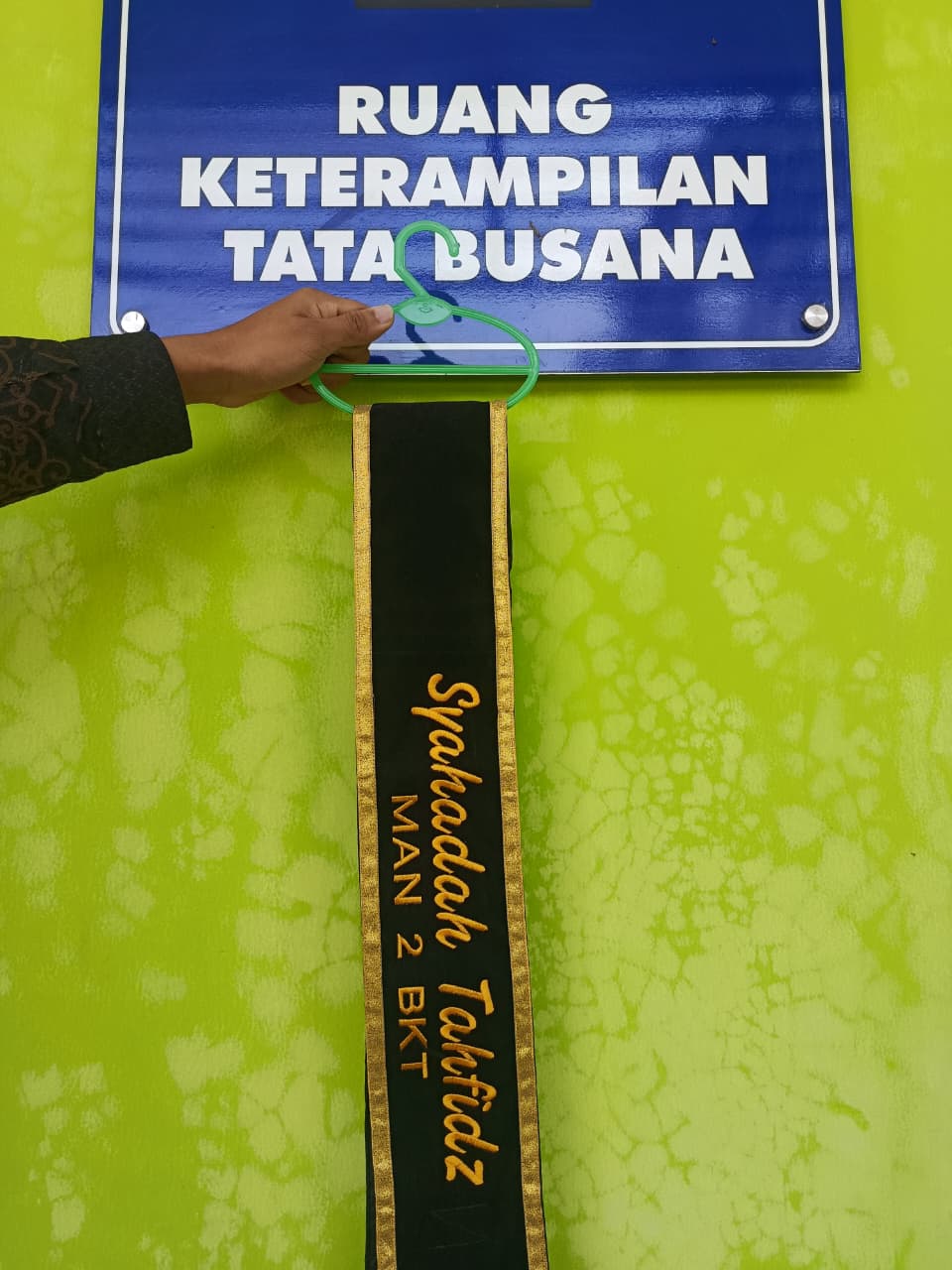 Selempang Hitam List Gold